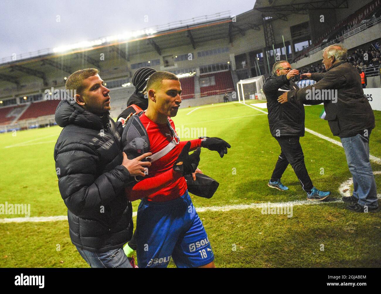 HELSINGBORG 2016-11-20 Jordan Larsson (le fils de Henrik Larsson), joueur de football du club de football d'Helsingborg, quitte le terrain dimanche 20 novembre 2016 après avoir perdu la partie qualificative contre le club de football de Halmstad. Helsingborg jouera la saison prochaine dans la division deux. Photo: Emil Langvad / TT / Kod 9290 Banque D'Images