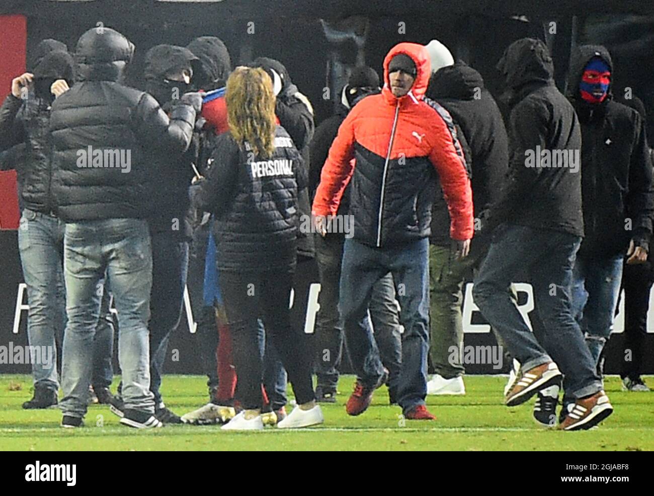 HELSINGBORG 2016-11-20 Jordan Larsson (le fils de Henrik Larsson), joueur de football du club de football d'Helsingborg, a été attaqué par des supporters masqués le dimanche 20 novembre 2016 après avoir perdu la partie qualificative contre le club de football de Halmstad. Helsingborg jouera la saison prochaine dans la division deux. Photo: Emil Langvad / TT / Kod 9290 Banque D'Images