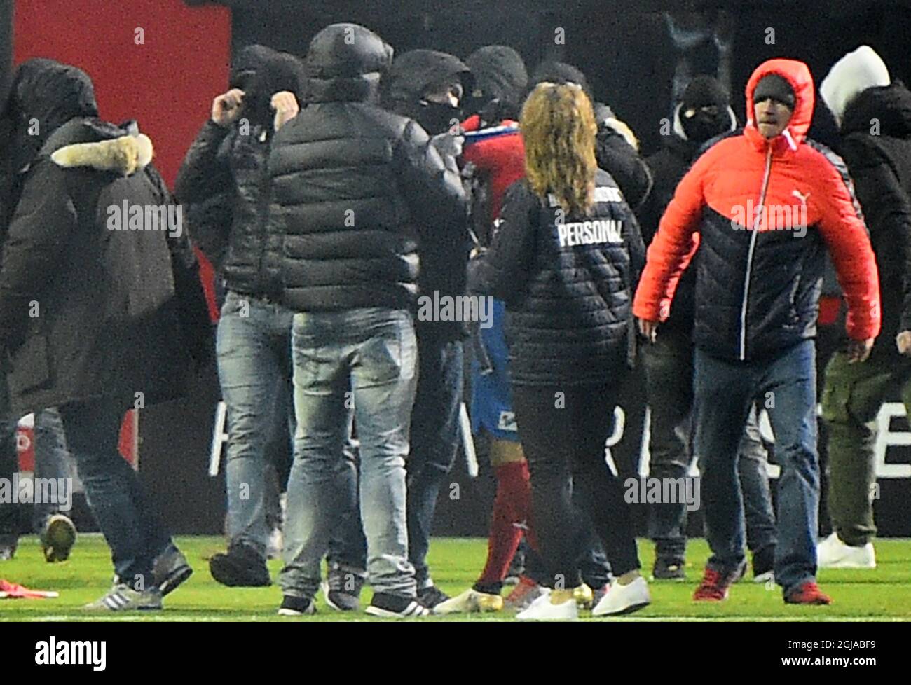 HELSINGBORG 2016-11-20 Jordan Larsson (le fils de Henrik Larsson), joueur de football du club de football d'Helsingborg, a été attaqué par des supporters masqués le dimanche 20 novembre 2016 après avoir perdu la partie qualificative contre le club de football de Halmstad. Helsingborg jouera la saison prochaine dans la division deux. Photo: Emil Langvad / TT / Kod 9290 Banque D'Images