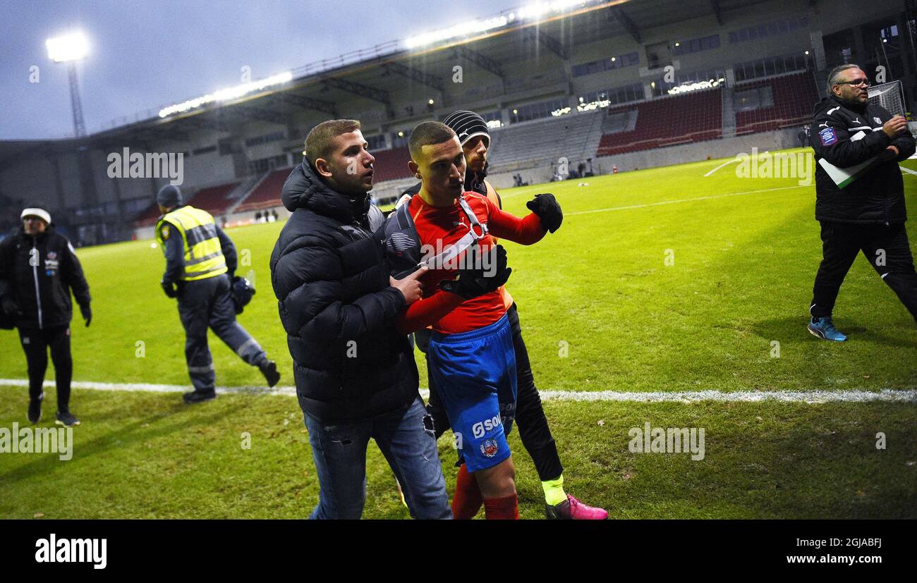 HELSINGBORG 2016-11-20 Jordan Larsson (le fils de Henrik Larsson), joueur de football du club de football d'Helsingborg, quitte le terrain dimanche 20 novembre 2016 après avoir perdu le titre de joueur contre le club de football de Halmstad. Helsingborg jouera la saison prochaine relégué à la division 2 de la Suède. Photo: Emil Langvad / TT / Kod 9290 Banque D'Images