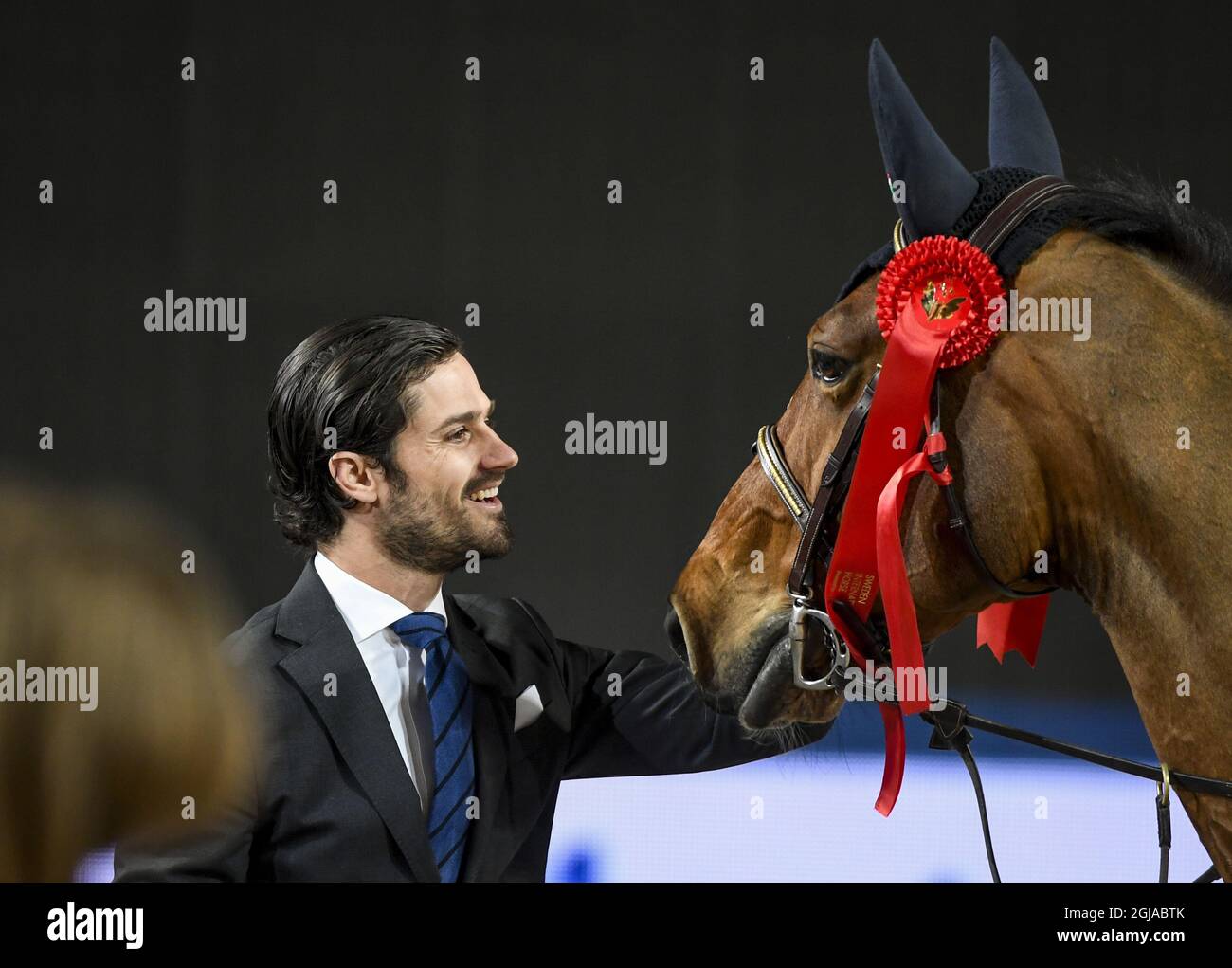 STOCKHOLM 20161126 Prins Carl Philip delar ut prisbuckla till Mathilda Bohlin pa hasten Dilba som vann ponny hopningen Prins Carl Philips pris sous Suède Horse show i Friends Arena i Solna. Foto: Pontus Lundahl / TT / Kod 10050 Banque D'Images