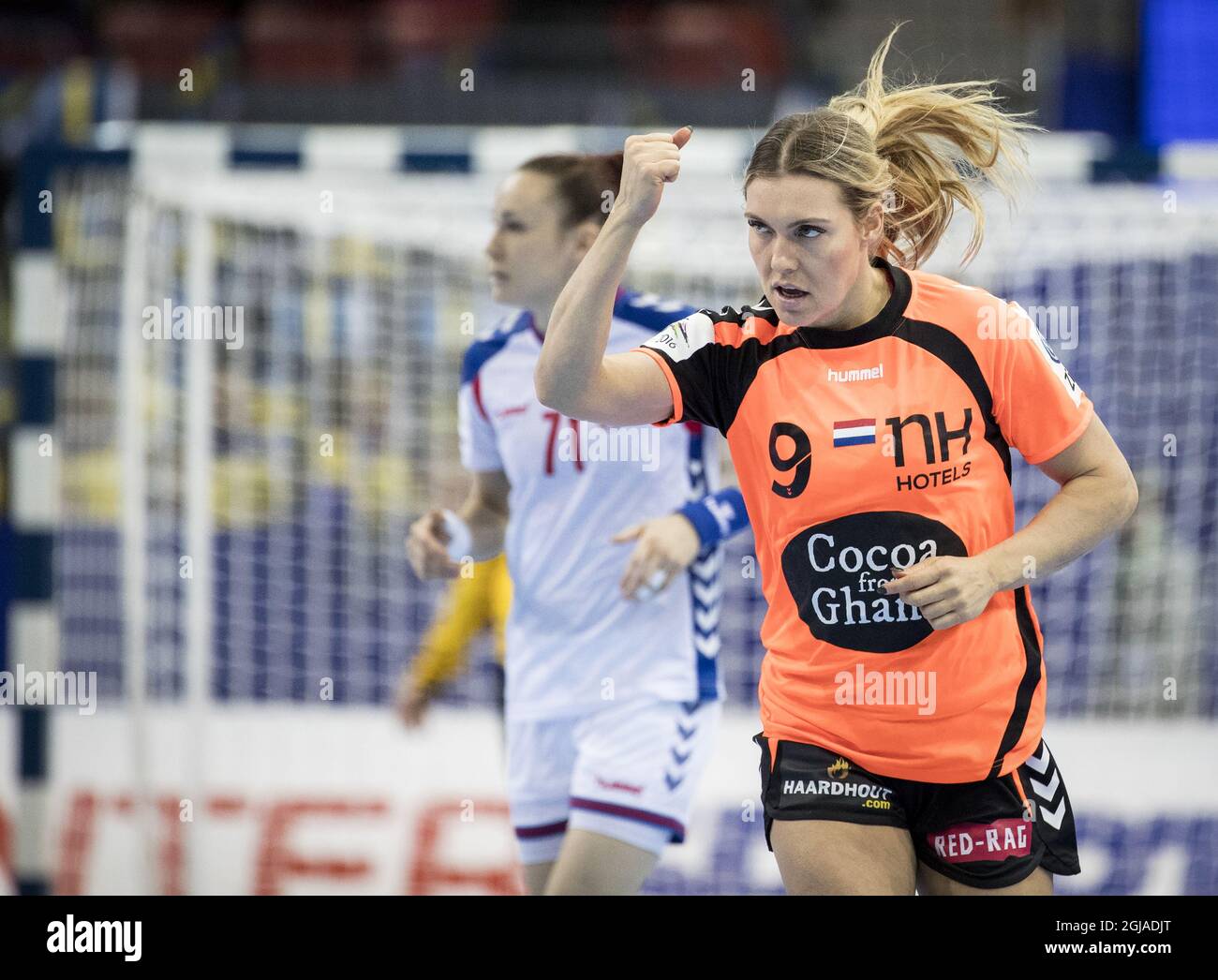 Sanne Van Olphen, de Hollande, célèbre ses scores lors du match du  championnat d'Europe de handball féminin du groupe 1 entre la Serbie et les  pays-Bas au Scandinavium à Göteborg. Photo: Bjorn