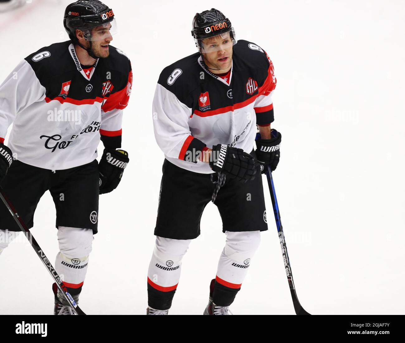 Caryl Neuenschwander (L) de Fribourg-Gotteron ceelbrates marquant avec le coéquipier Chris Rivera lors du match semi-fin de la Ligue de hockey des champions entre la suédoise Frolunda HC et HC Fribourg-GottÃƒÂ©ron à Frolundaborgs Isstadion à Göteborg, en Suède, le 10 janvier 2017. Photo: Thomas Johansson / TT / code 9200 Banque D'Images