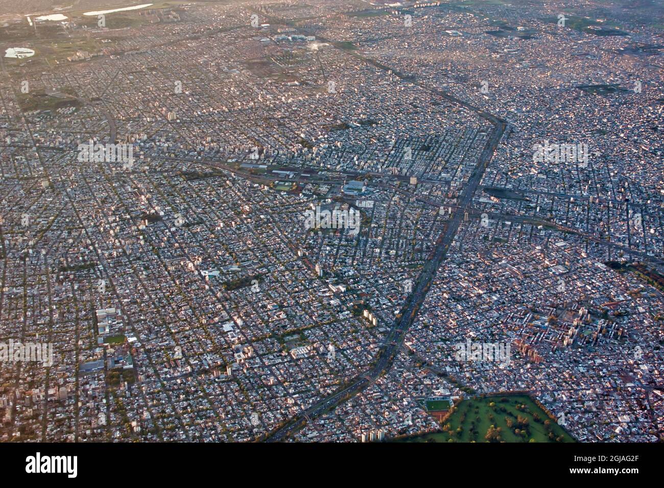 Chemin d'atterrissage vers l'aéroport international Ezeiza EZE de Buenos Aires. L'autoroute du général Paz est la limite entre la capitale fédérale et la province de Buenos Aires. Banque D'Images