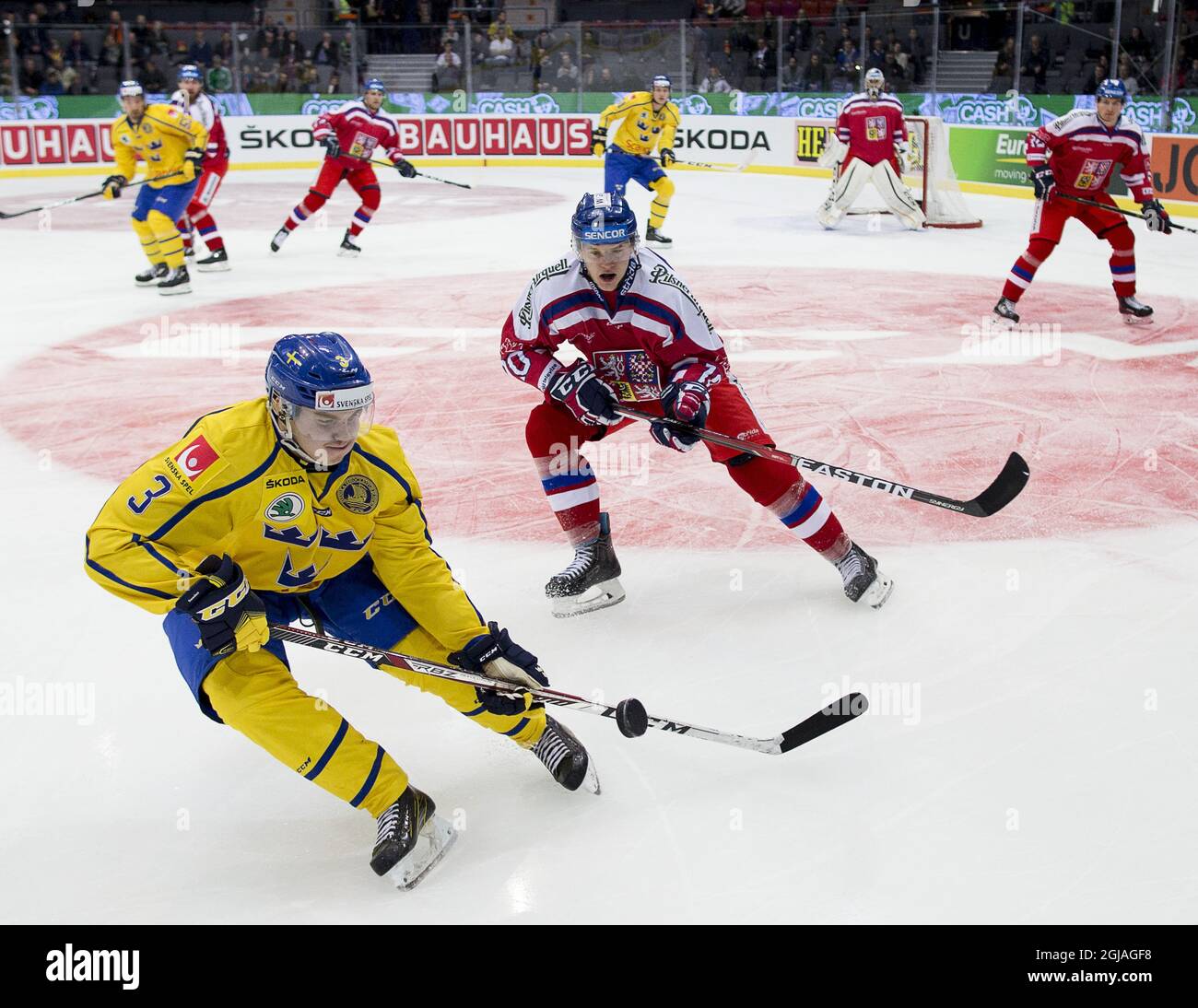 Sebastian Aho (L), en Suède, suivi de David Kampf lors du match de hockey entre la République tchèque et la Suède à Scandinavium Arena, Gothemburg, jeudi 9 février 2017. Photo Adam Ihse / TT Kod 9200 Banque D'Images