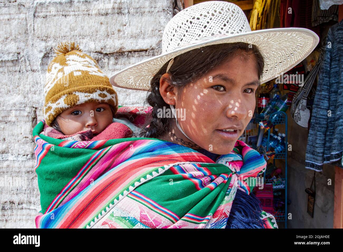 Bolivie, Uyuni. Une jeune bolivienne porte son bébé sur le dos. Banque D'Images