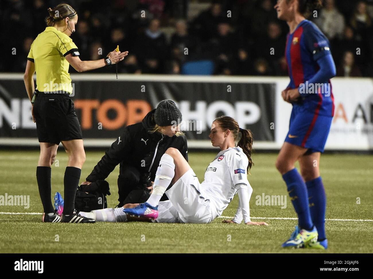MALMÃ– 2017-03-22 Lotta Schelin de RosengÃ¥rd se blesse sur le terrain lors du match du 1er quart de finale de la Ligue des champions de la femme de l'UEFA FC RosengÃ¥rd contre le FC Barcelone à l'arène Malmo IP à Malmo, en Suède, le 22 mars 2017. Photo: Emil Langvad / TT / ** SUÈDE OUT ** Banque D'Images