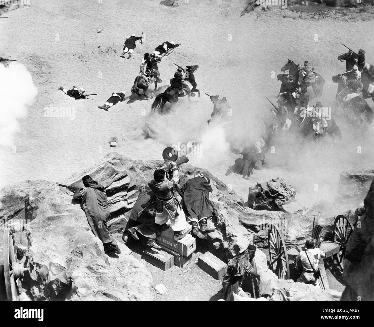 Scène de bataille militaire dans le désert, sur le tournage du film, 'la légion de desert', Universal Pictures, 1953 Banque D'Images