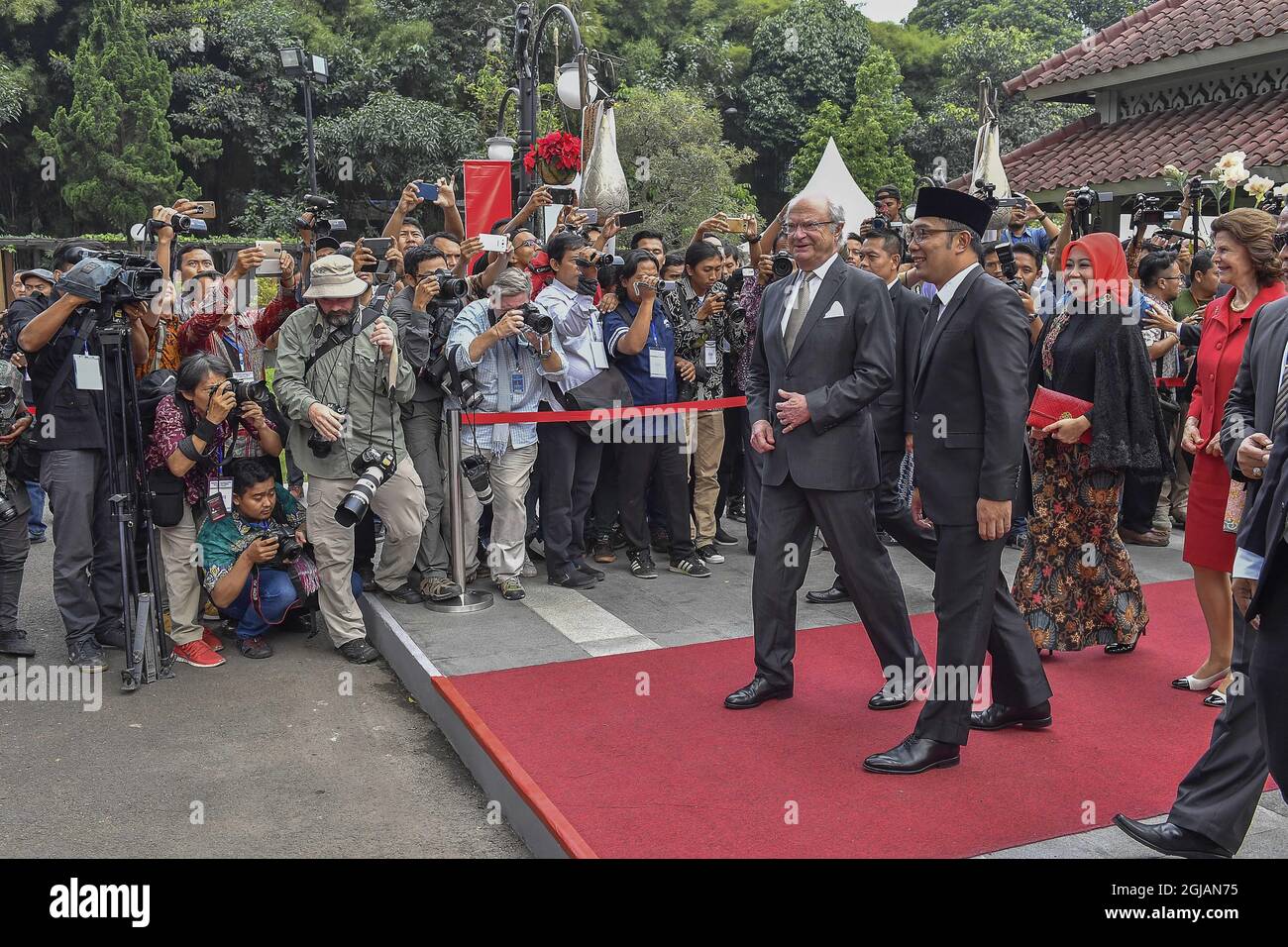 BANDUNG 20170524 la reine Silvia et le roi Carl Gustaf sont arrivés à Bandung en train le dernier jour de leur visite d'État en Indonésie et ont été accueillis par le maire Ridwan Kamil, son épouse Atali et l'équipe de football de Bandung Persib et leur fanclub Viking Persib Club. Foto: Jonas Ekstromer / TT / Kod 10030 Banque D'Images