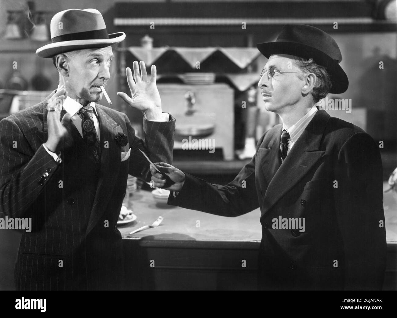 Alvin Hammer, Otto Kruger, sur le tournage du film, 'la fabuleuse Suzanne', Republic Pictures, 1946 Banque D'Images