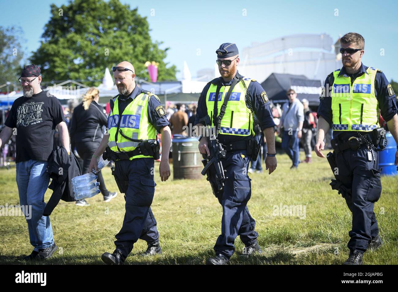 NORJE 20170607 officiers de police armés le premier jour du 'Festival Rock de Suède' à Norje, en Suède, mercredi. En raison des récentes attaques terroristes la sécurité est plus serrée cette année Foto: Fredrik Sandberg / TT / Kod 10080 swedenrock2017 Banque D'Images