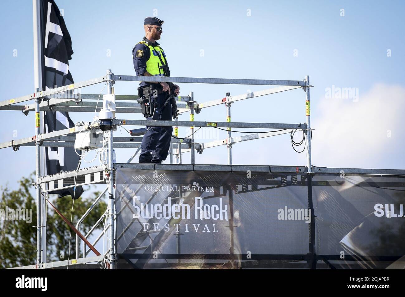 NORJE 20170607 officiers de police armés le premier jour du 'Festival Rock de Suède' à Norje, en Suède, mercredi. En raison des récentes attaques terroristes la sécurité est plus serrée cette année Foto: Fredrik Sandberg / TT / Kod 10080 swedenrock2017 Banque D'Images