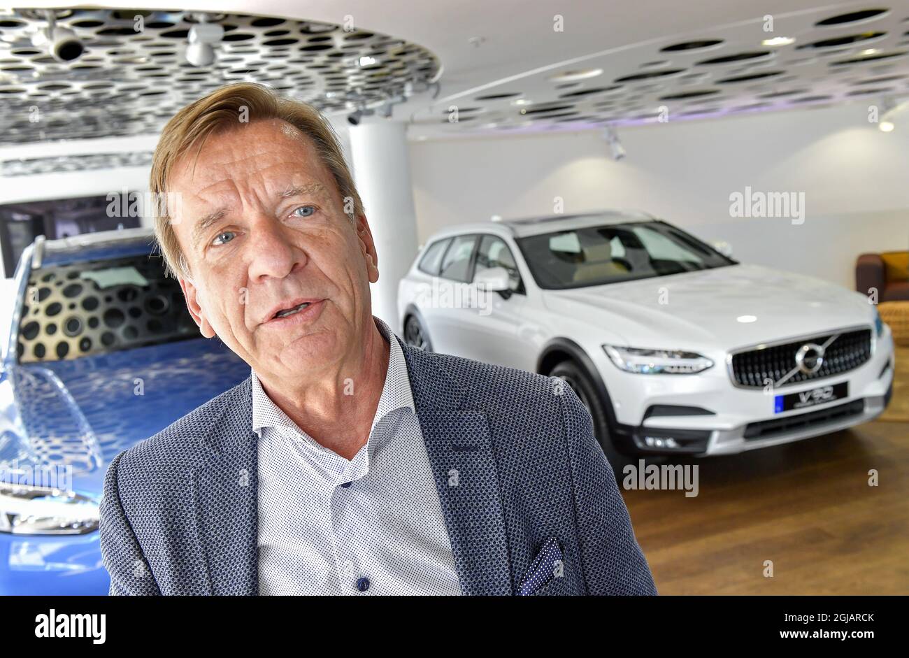 Hakan Samuelsson, PDG de Volvo Cars, parle lors d'un entretien avec TT News Agency au Volvo Cars Showroom de Stockholm, en Suède, le 05 juillet 2017. Samuelsson a déclaré que toutes les voitures Volvo seront électriques ou hybrides dans un délai de deux ans. Le groupe automobile chinois prévoit de supprimer progressivement le moteur automobile classique. Foto: Jonas Ekstromer / TT / Kod 10030 Banque D'Images