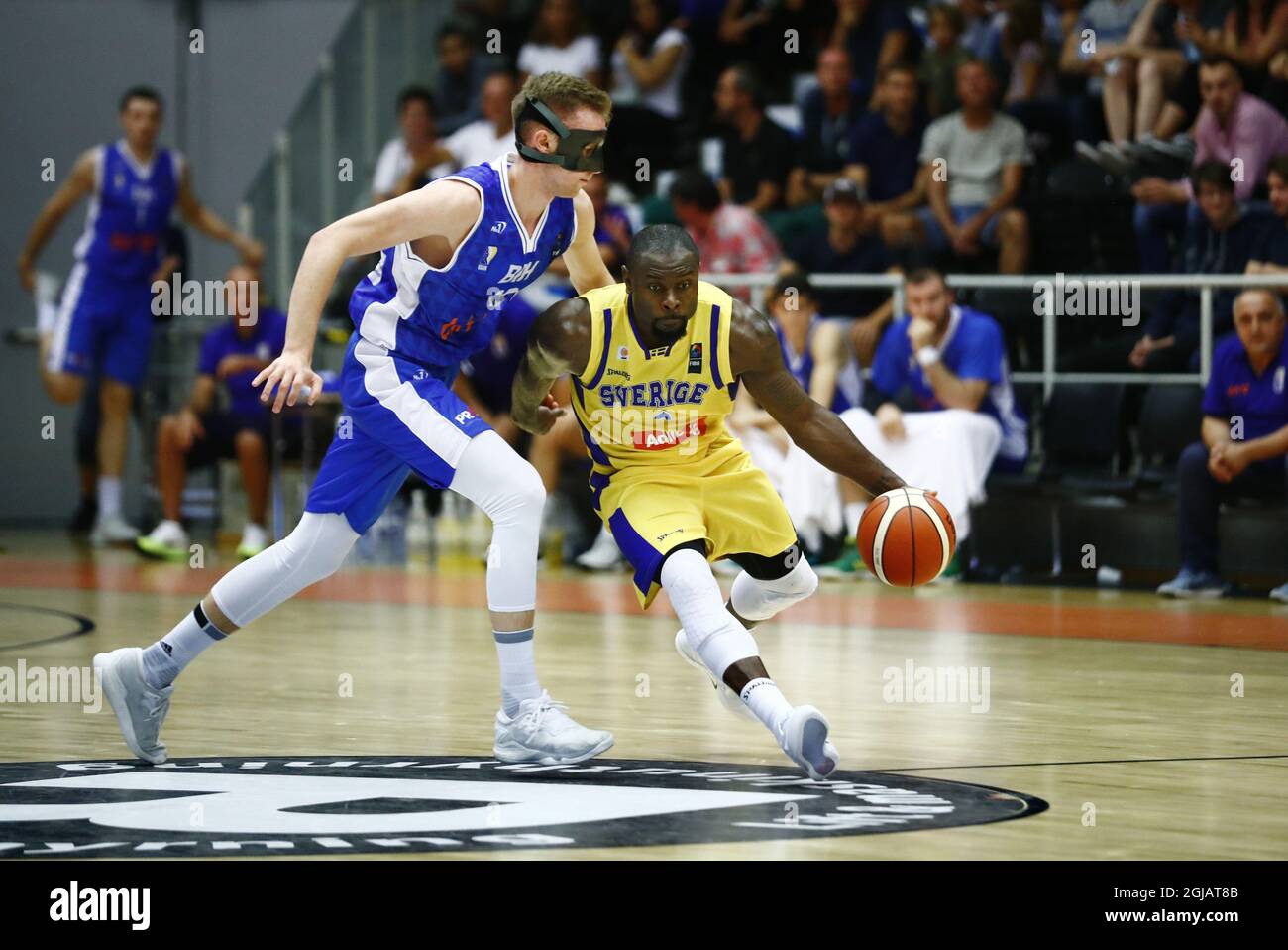 Le Dzanan Musa (L) de Bosnie a chasé Thomas Massamba de Suède lors du match de pré-qualification européen de la coupe du monde de basket-ball 2019 de la FIBA entre la Suède et la Bosnie-Herzégovine au stade Arena i Norrkoping, en Suède, le 02 août 2017. Photo: Stefan Jerrevang / TT / code 60160 Banque D'Images