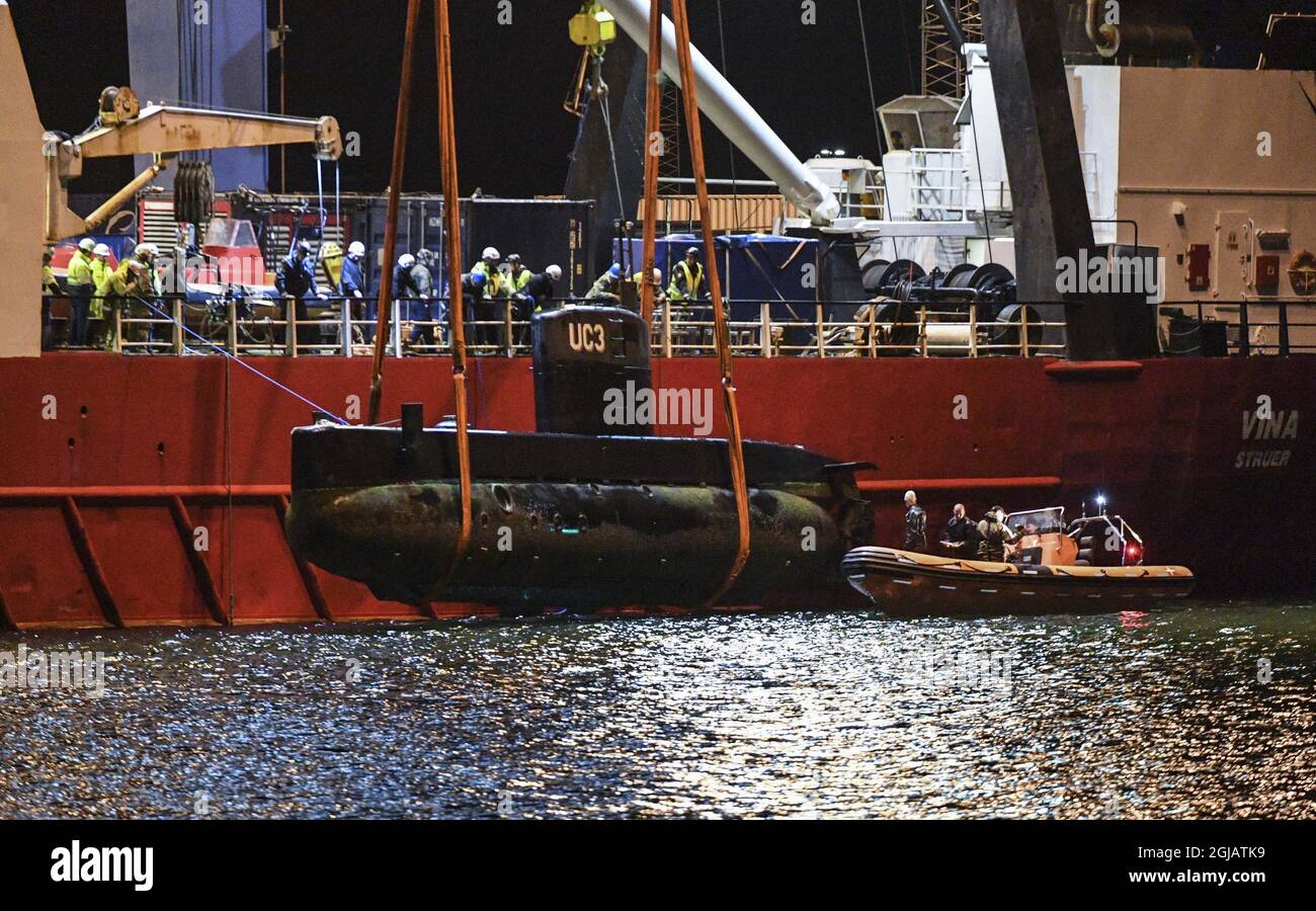 COPENHAGUE 2017-08-12 le navire de sauvetage danois Vina soulève le sous-marin « UC3 Nautilus », construit par l'inventeur danois Peter Madsen, chargé de tuer le journaliste suédois Kim Wall dans son sous-marin, dans un port de Copenhague le 12 août 2017. Le sous-marin a coulé dans la baie de Koge au sud de Copenhague le 11 août. La police croit que le sous-marin a été délibérément coulé par Madsen, qui a dit qu'il avait 'enterré' le mur en mer. Photo: Johan Nilsson / TT / Kod 50090 Banque D'Images