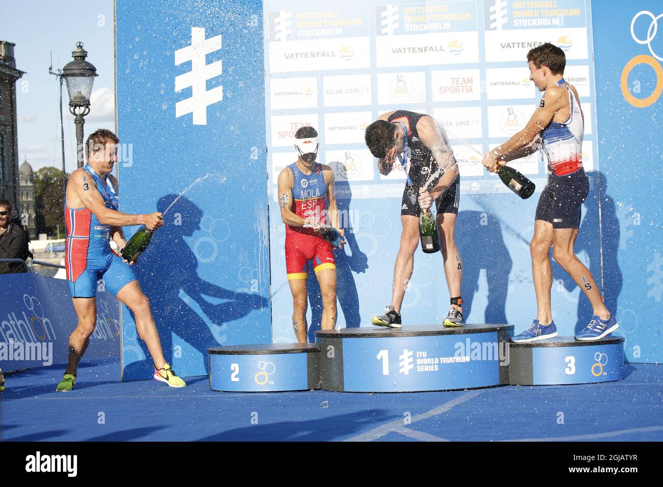 STOCKHOLM 2017-08-26 Kristian Blummenfelt, Norvège, Jonathan Brownlee, Royaume-Uni, et Pierre le Coore, France avec leurs médailles et leur champagne après la compétition de triathlon masculin dans la série mondiale de triathlon de l'UIT, au centre de Stockholm, en Suède, le 26 août 2017. Photo: Christine Olsson / TT / Code 10430 Banque D'Images