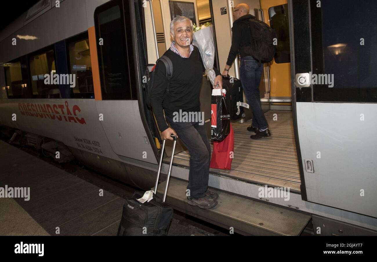 COPENHAGUE 2017-10-05 le journaliste suédois-turc Hamza Yalcin est vu à l'aéroport de Copenhague au Danemark. Hamza Yalcin a été détenu acheter la police espagnole pendant 8 semaines en raison d'un mandat d'arrêt turc. La Turquie voulait qu'il soit extradé, mais les autorités espagnoles l'ont libéré. Foto: Johan Nilsson / TT / Kod 50090 Banque D'Images