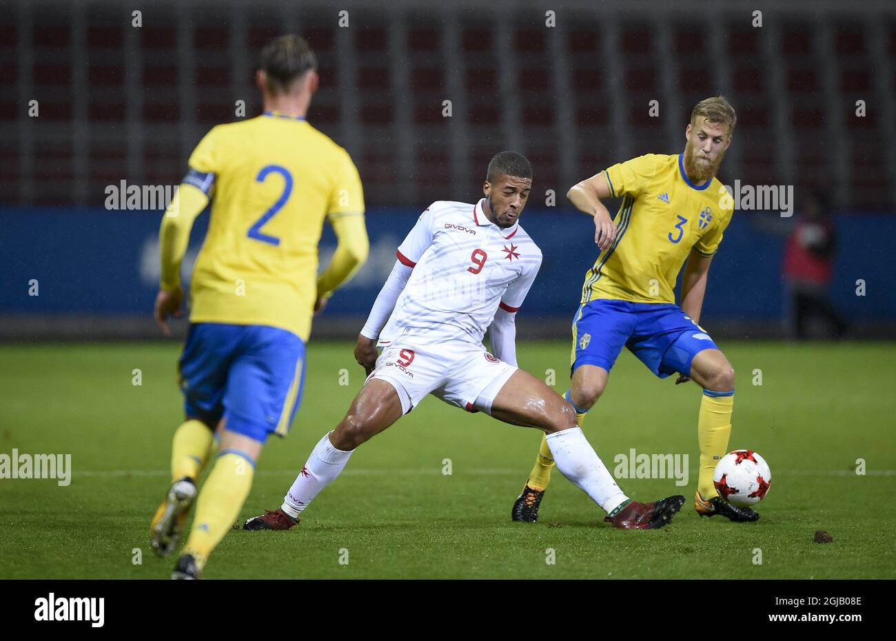 Kyrian Nwoko (C) de Malte lutte pour le ballon avec Filip Dagerstal de Suède lors de l'UEFA Euro moins de 21 qualification de groupe 6 entre la Suède et Malte à Olympia à Helsingborg, Suède, le 10 octobre 2017. Photo: Bjorn Lindgren / TT / code 9290 Banque D'Images