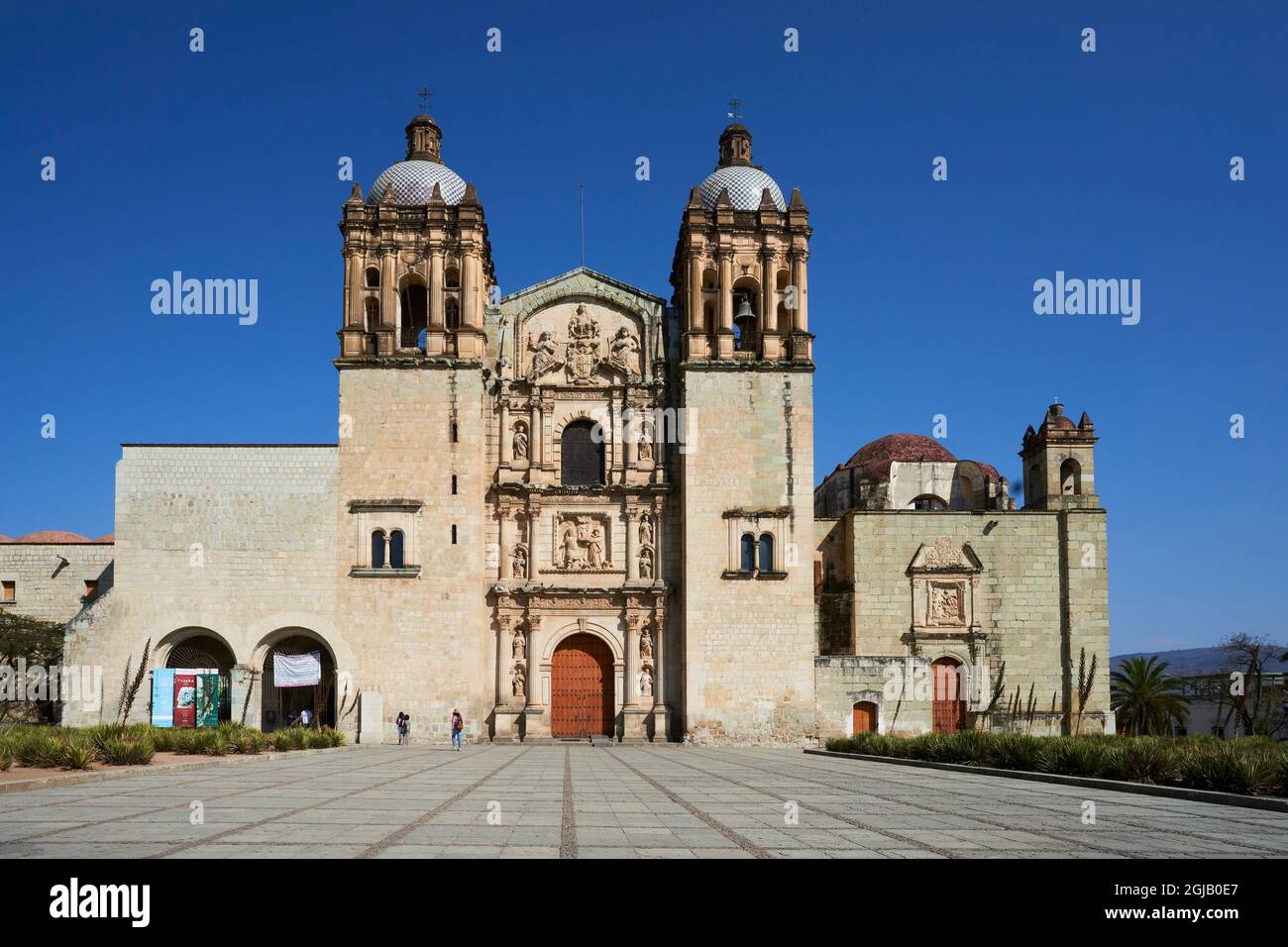 Mexique, Oaxaca. Église de Saint-Domingue de Guzman. Les chambres de l'ancien monastère abritent maintenant le Centre culturel d'Oaxaca qui présente des objets mexicains. Baroqu Banque D'Images