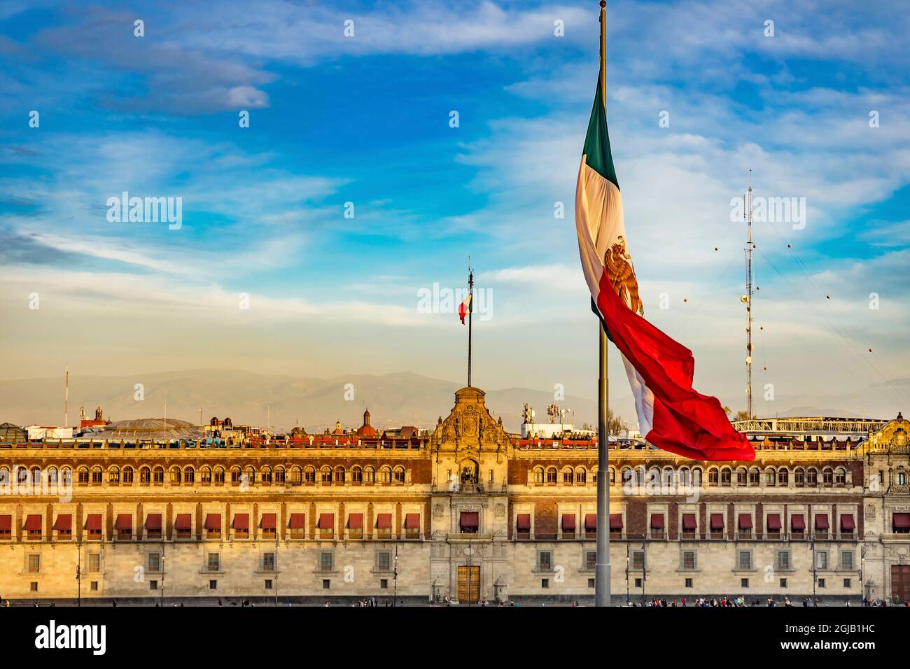 Drapeau mexicain, Palais présidentiel, Zocalo, Mexico, Mexique. Palais construit par Cortez en 1500. Balcon où apparaît le président mexicain. Banque D'Images
