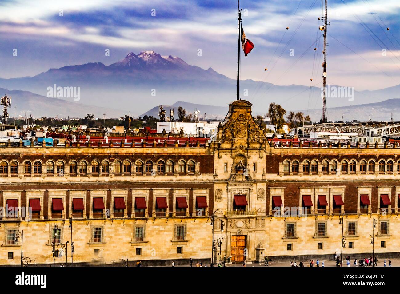 Palais présidentiel avec montagne en arrière-plan, Mexico, Mexique. Palais construit par Cortez en 1500. Balcon où apparaît le président mexicain. Banque D'Images
