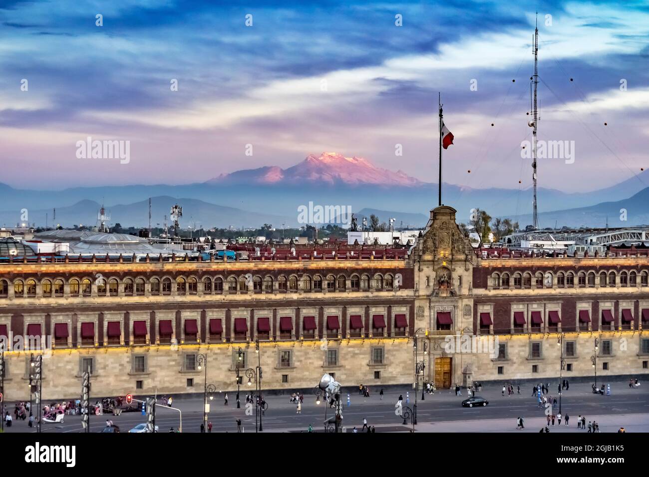Palais présidentiel avec montagne en arrière-plan, Mexico, Mexique. Palais construit par Cortez en 1500. Balcon où apparaît le président mexicain. Banque D'Images