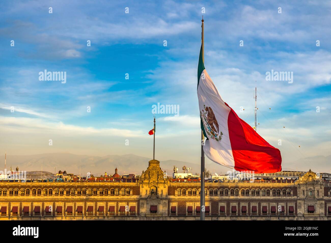 Drapeau mexicain, Palais présidentiel, Zocalo, Mexico, Mexique. Palais construit par Cortez en 1500. Balcon où apparaît le président mexicain. Banque D'Images