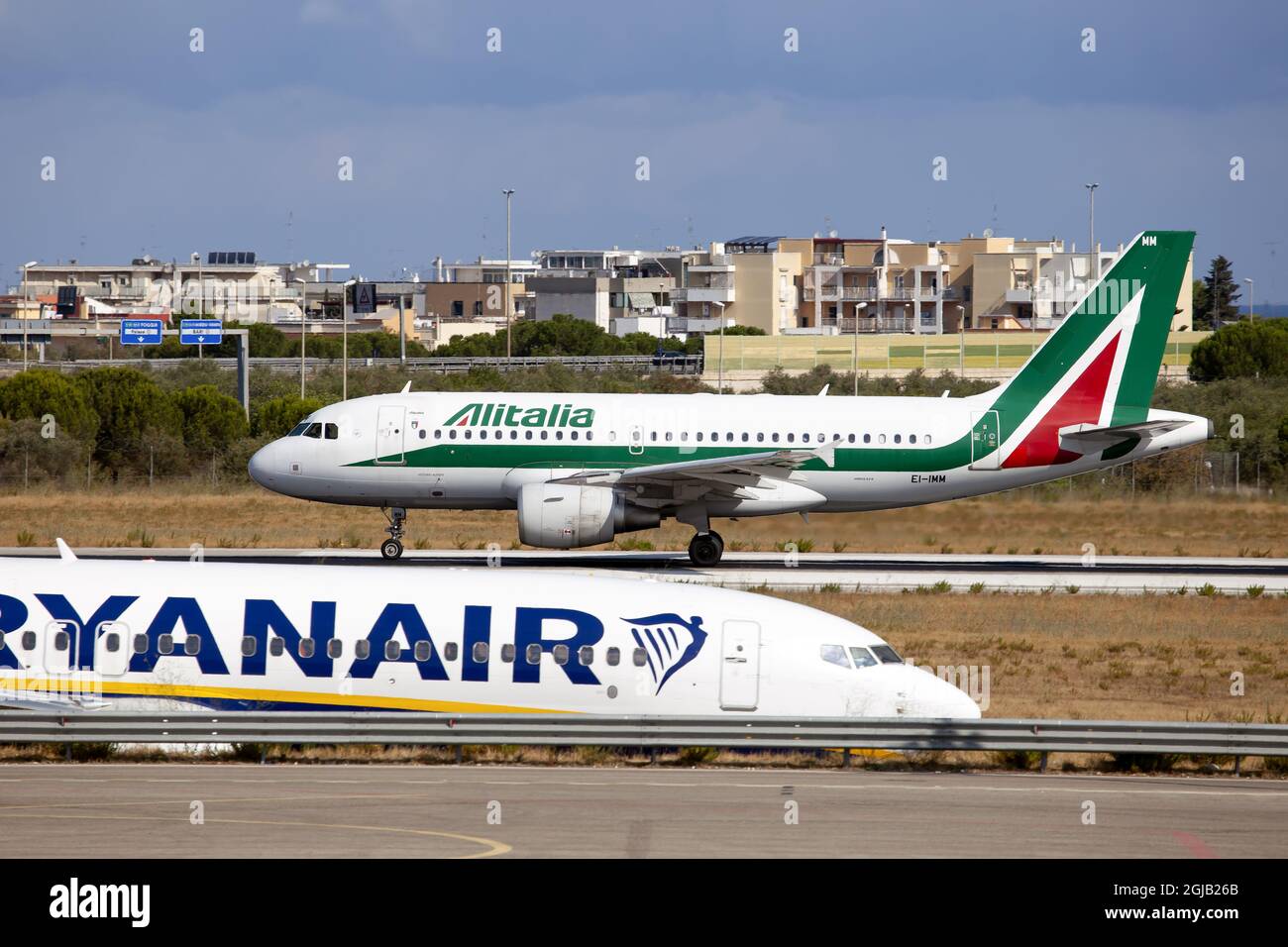 Alitalia, est le transporteur de drapeaux et la plus grande compagnie  aérienne d'Italie et de Ryanair au premier plan . Membre de l'alliance  SkyTeam, la compagnie aérienne a l'intention de se réintégrer