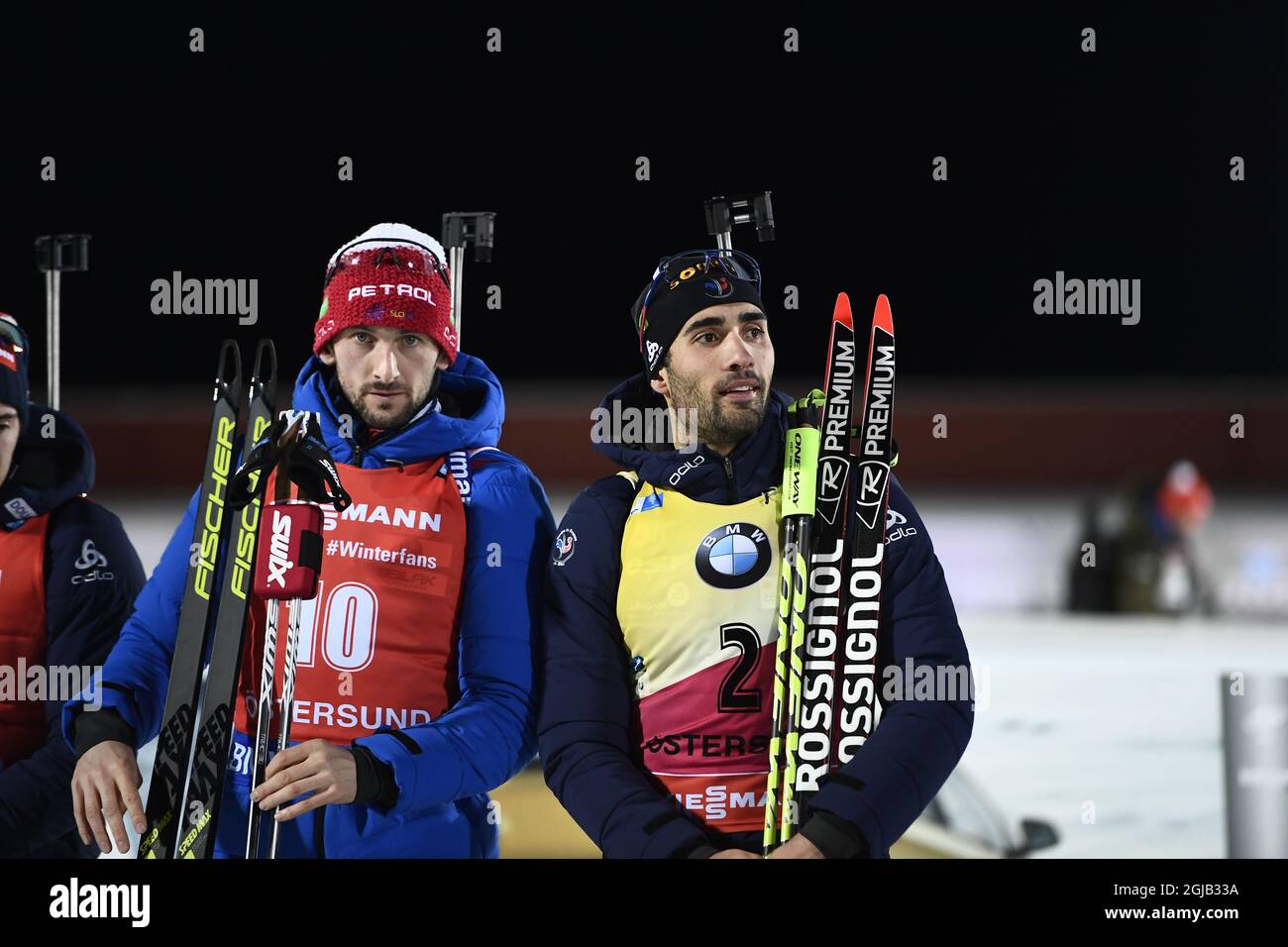 Jakov FAK (L) de Slovénie et Martin Fourcade, gagnant de France, se posent après la course masculine de 12,5 km pendant le biathlon de la coupe du monde de l'IBU à Ostersund, en Suède, le 03 décembre 2017. Photo: Pontus Lundahl / TT / Kod 10050 Banque D'Images