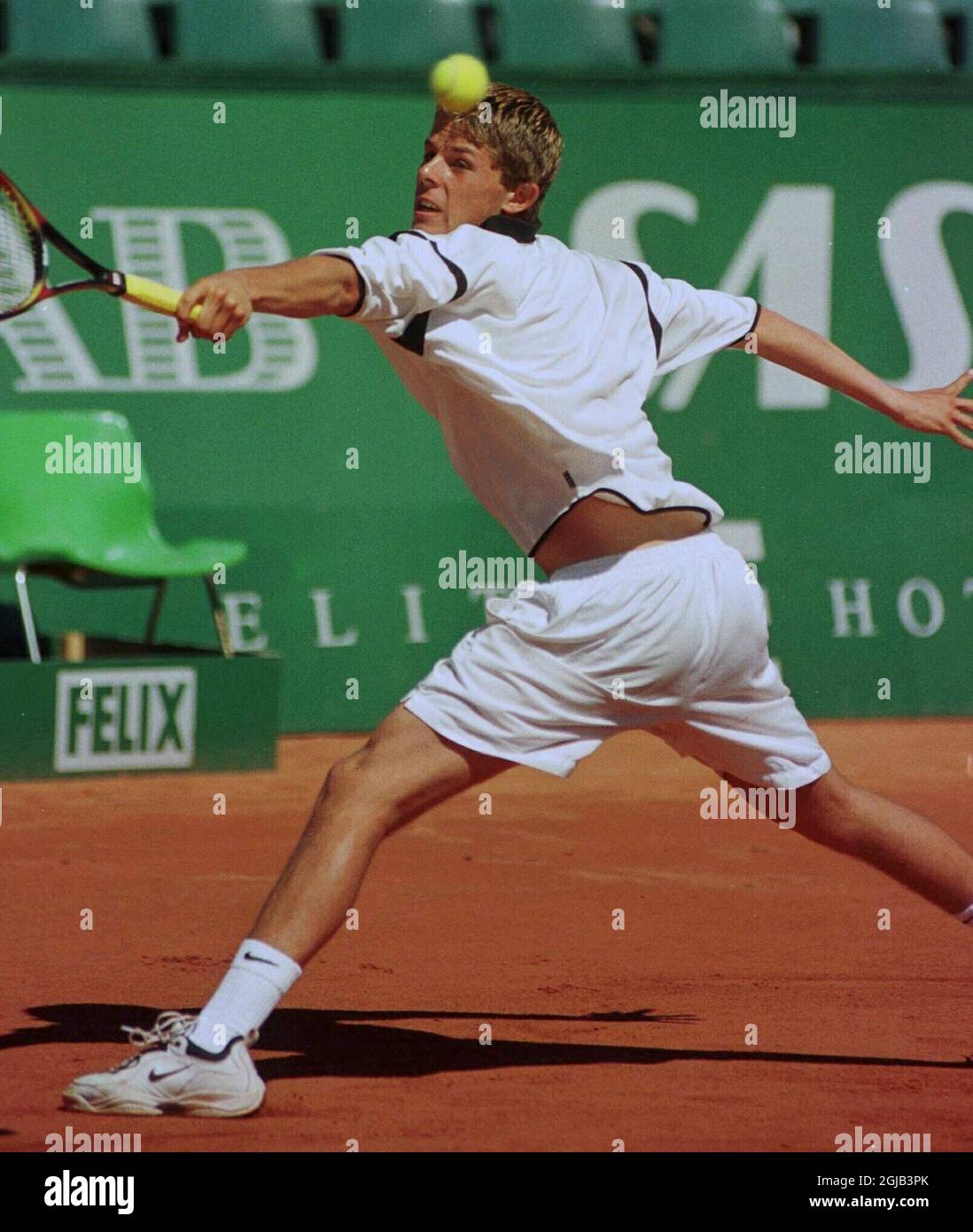 Andreas Vinciguerra s'étire pour jouer un retour à la main Banque D'Images