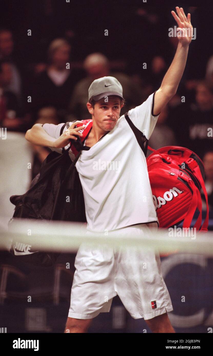 Andreas Vinciguerra fait passer Au revoir aux fans après avoir perdu à Thomas Engquist Banque D'Images