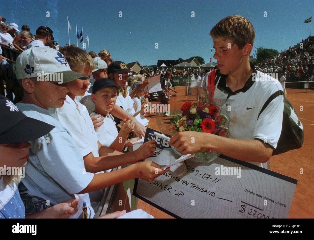 Andreas Vinciguerra signe des autographes après avoir perdu la finale à Juan Antonio Marin Banque D'Images