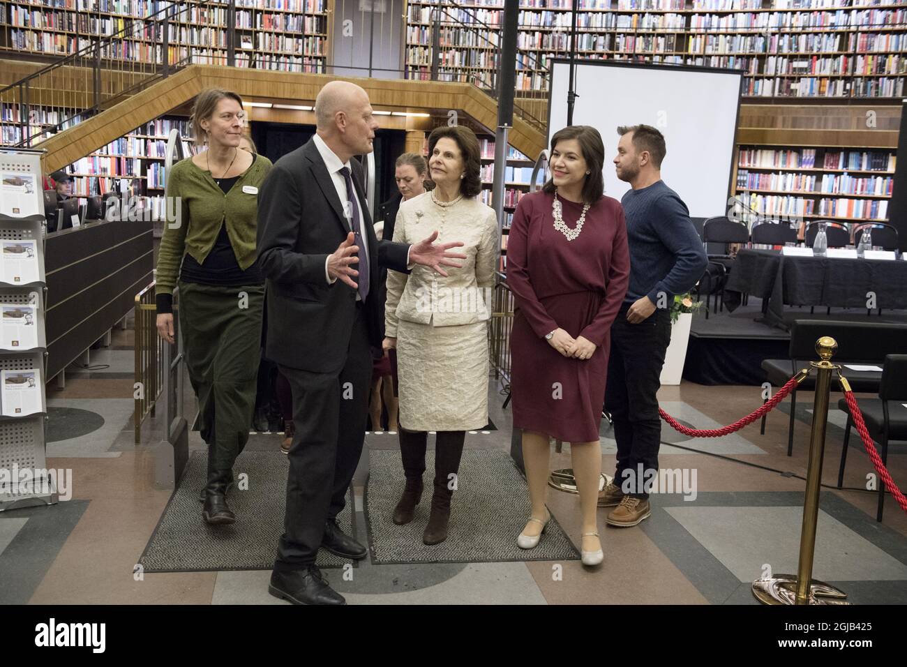 STOCKHOLM 20180117 Eliza Jean Reid, épouse du président de l'Islande, (à droite) et la reine Silvia visitent la bibliothèque municipale de Stockholm, en Suède, le 17 janvier 2018. Le Président effectue une visite d'État de trois jours en Suède. Photo: Jessica Gow / TT / Kod 10070 Banque D'Images