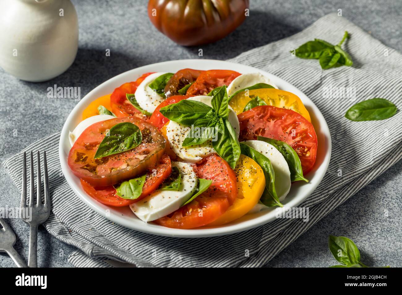 Salade de capes de tomates Heirloom maison saine avec basilic et mozzarella Banque D'Images