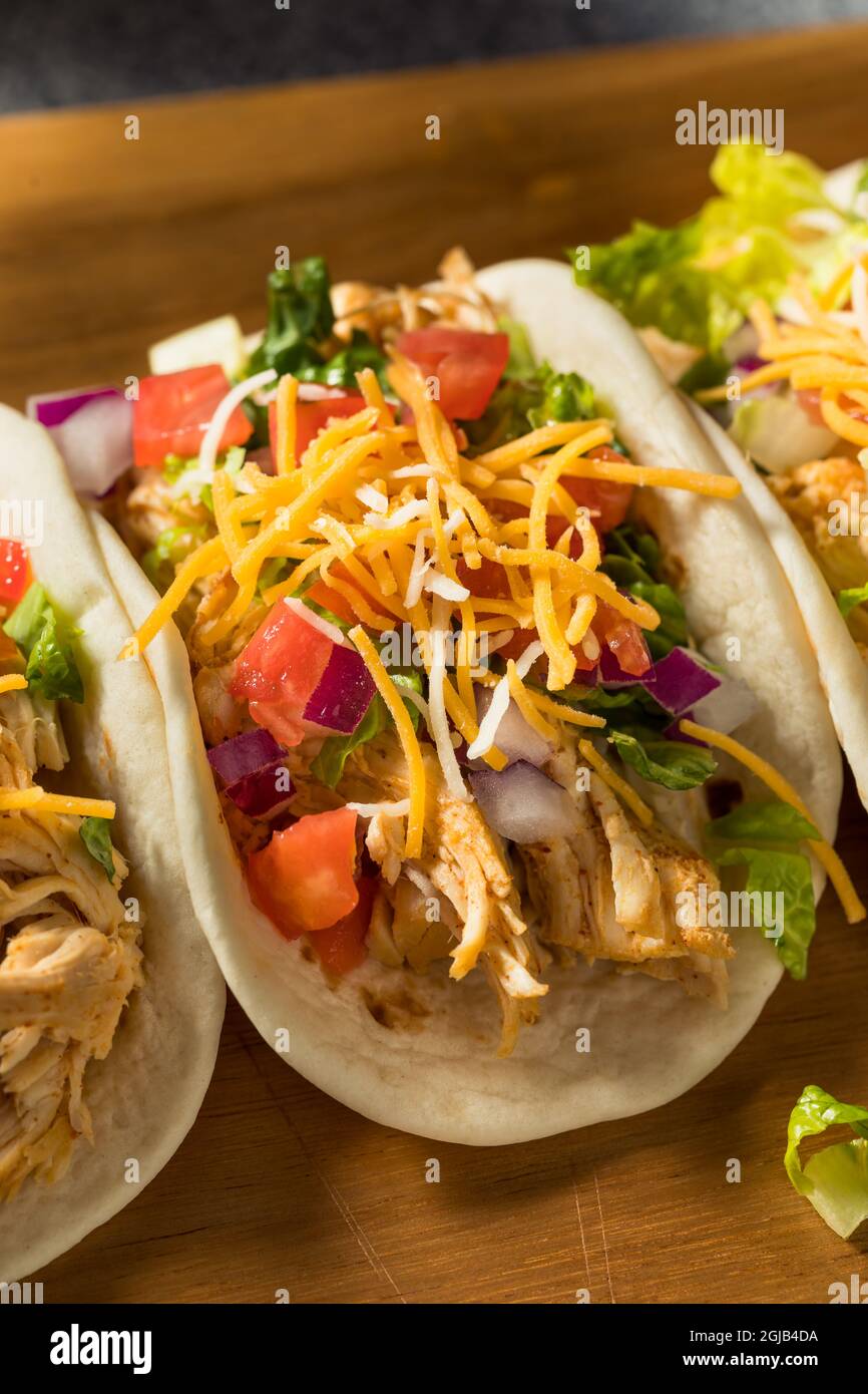 Tacos de poulet râpé maison avec tomates de laitue et fromage Banque D'Images