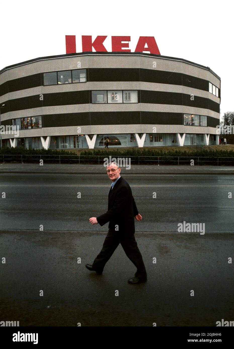 DOSSIER 1991 le géant du meuble, Ingvar Kamprad, fondateur d'IKEA, devant le magasin de Skarholmen au sud de Stockholm 1991. Foto: Lars Nyberg / XP / SCANPIX / Kod: 34 **AFTONBLADET OUT** Banque D'Images