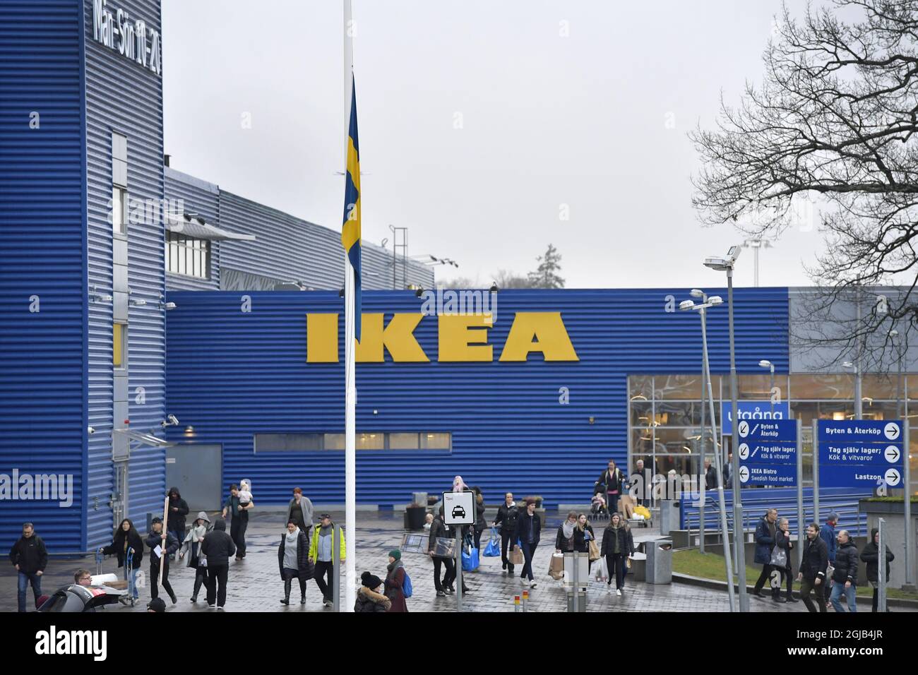 Un drapeau suédois vole en Berne devant un magasin IKEA à Stockholm, en Suède, le 28 janvier 2018. Ingvar Kamprad, fondateur du détaillant de meubles multinational suédois IKEA est décédé à l'âge de 91 ans. Poto: Anders Wiklund / TT / code 10040 Banque D'Images