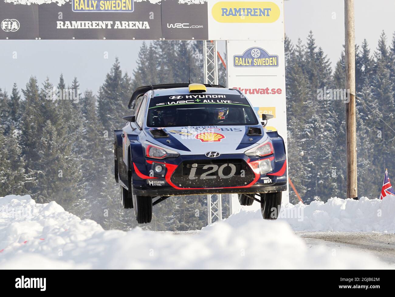 Andreas Mikkelsen, de Norvège, conduit son coupé Hyundai i20 WRC au cours du jour 3 du Rally Sweden 2018 dans le cadre du Championnat du monde de rallye (WRC) à Torsby, Suède, 17 février 2018. Photo: Micke Fransson / TT / Kod 61460 Banque D'Images