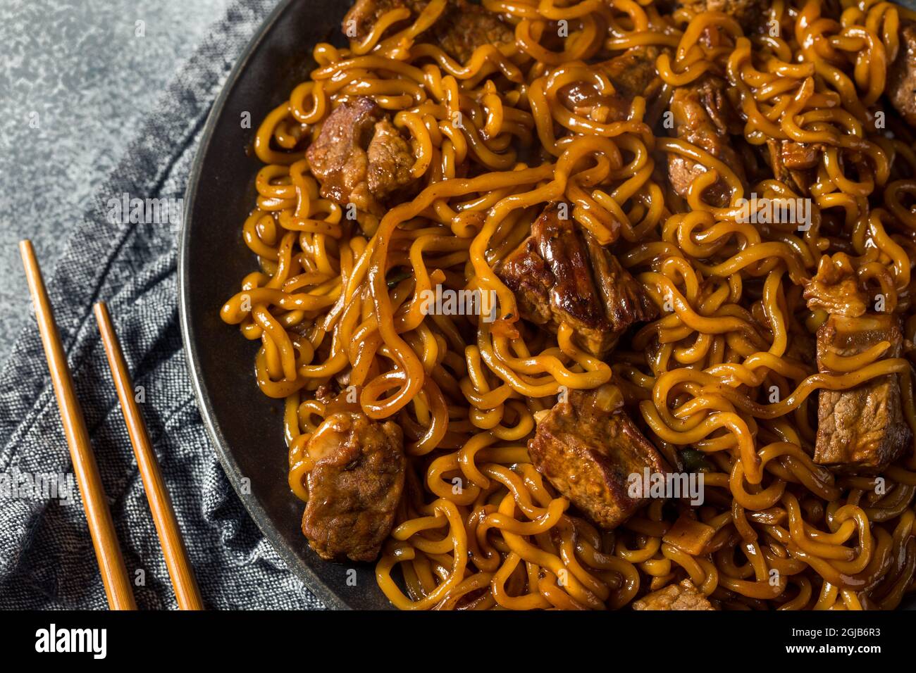 Nouilles Jjapaguri coréennes tendance faites maison avec du bœuf et du Ramen Banque D'Images