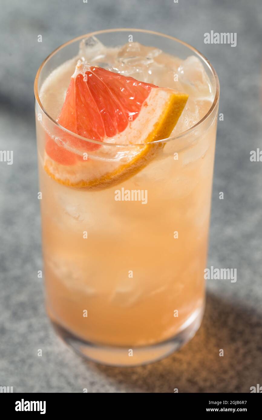 Cocktail de radler de Gin rafraîchissant au pamplemousse Banque D'Images