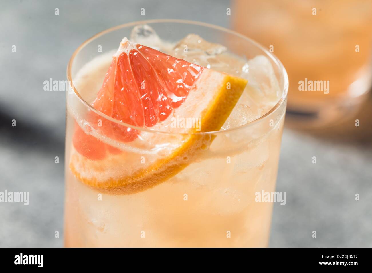 Cocktail de radler de Gin rafraîchissant au pamplemousse Banque D'Images