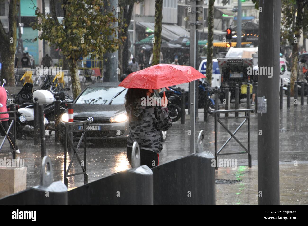 Marseille, France. 03ème septembre 2021. Une femme marche dans les rues de  Marseille tout en tenant un parapluie pendant une journée de pluie. Crédit  : SOPA Images Limited/Alamy Live News Photo Stock -