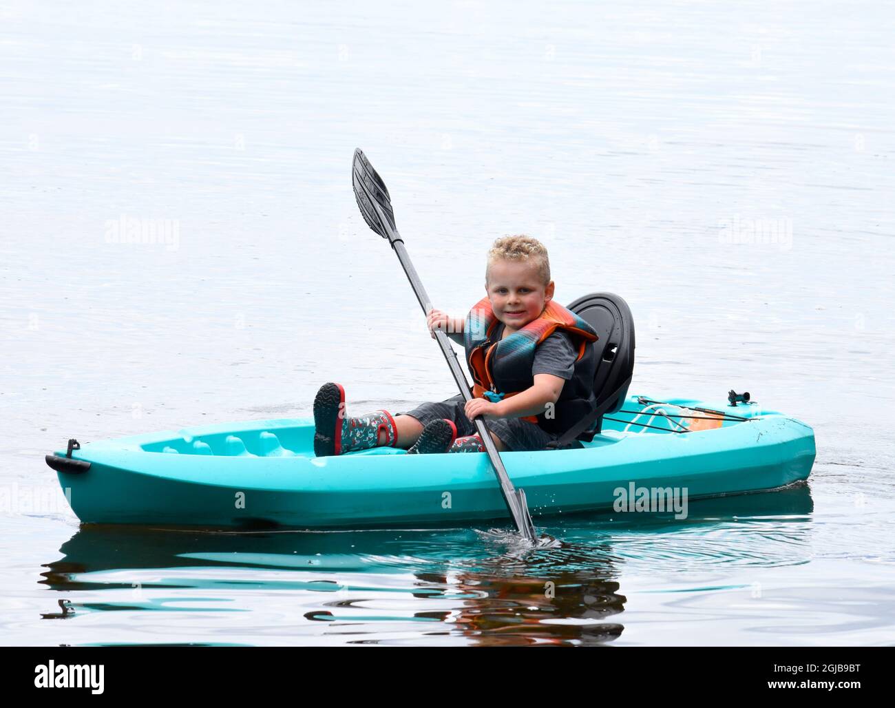 Alaska, Ketchikan, garçon de 5 ans, kayak dans l'océan. (M.) Banque D'Images