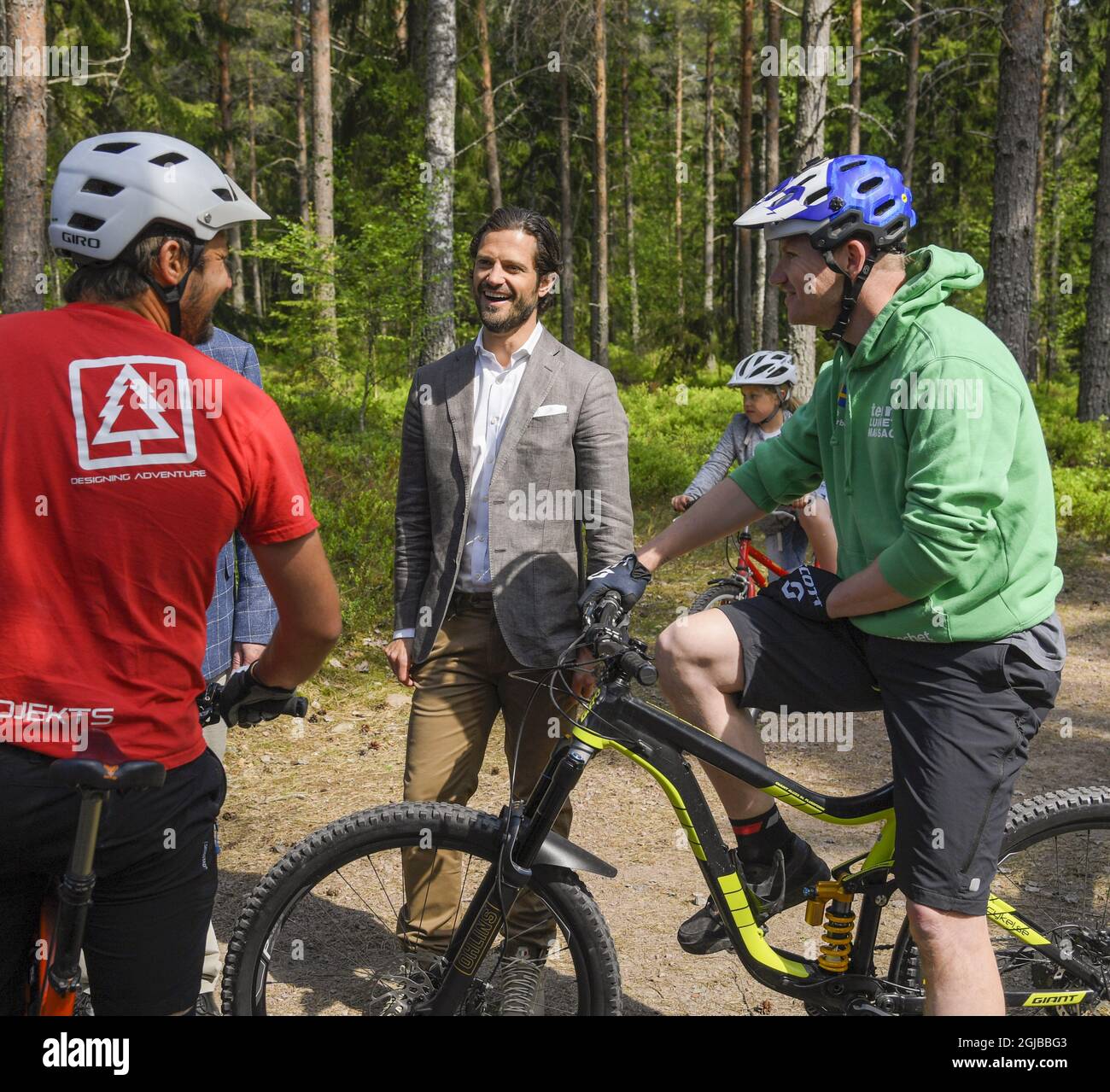 VASE 2018-05-17 le prince Carl Philip est vu avec des enfants lors de l'inauguration du terrain de jeu 'Vilda Parken' à vase, Varmland. Le prince, qui est le duc de Varmland, fait une visite d'une journée dans son comté Foto: Anders Wiklund / TT / Kod 10040 Banque D'Images