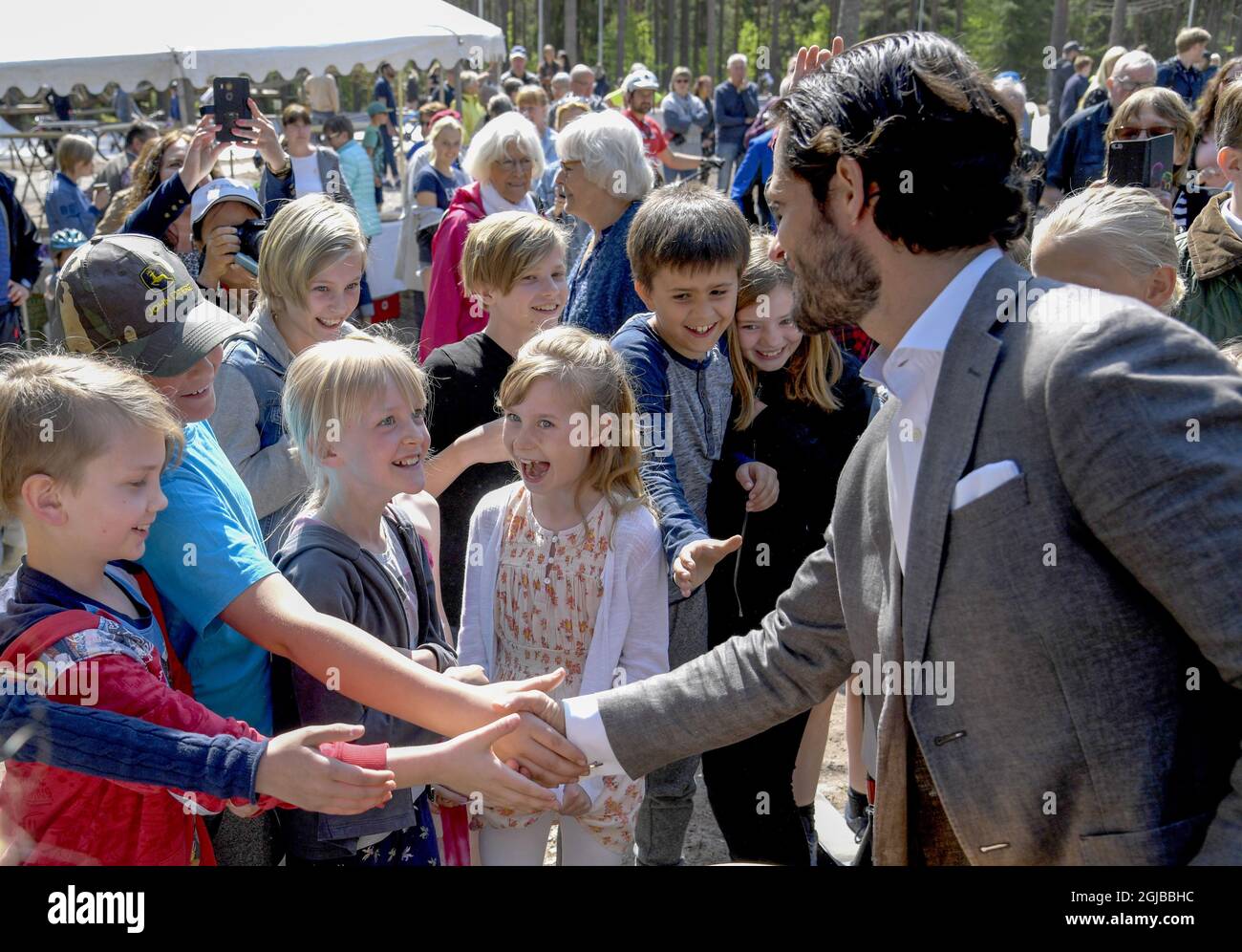 VASE 2018-05-17 le prince Carl Philip est vu avec des enfants lors de l'inauguration du terrain de jeu 'Vilda Parken' à vase, Varmland. Le prince, qui est le duc de Varmland, fait une visite d'une journée dans son comté Foto: Anders Wiklund / TT / Kod 10040 Banque D'Images