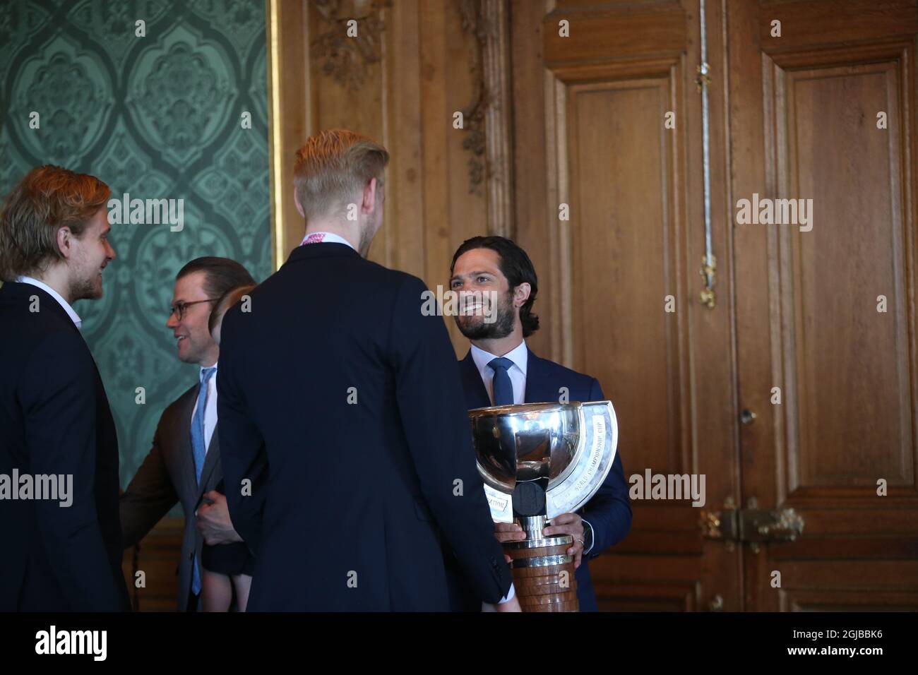 STOCKHOLM 20180521 le prince Carl Philip a rencontré les champions du hockey sur glace de Suède lundi au Palais Royal. Foto Soren Andersson / TT Kod 1037 Banque D'Images