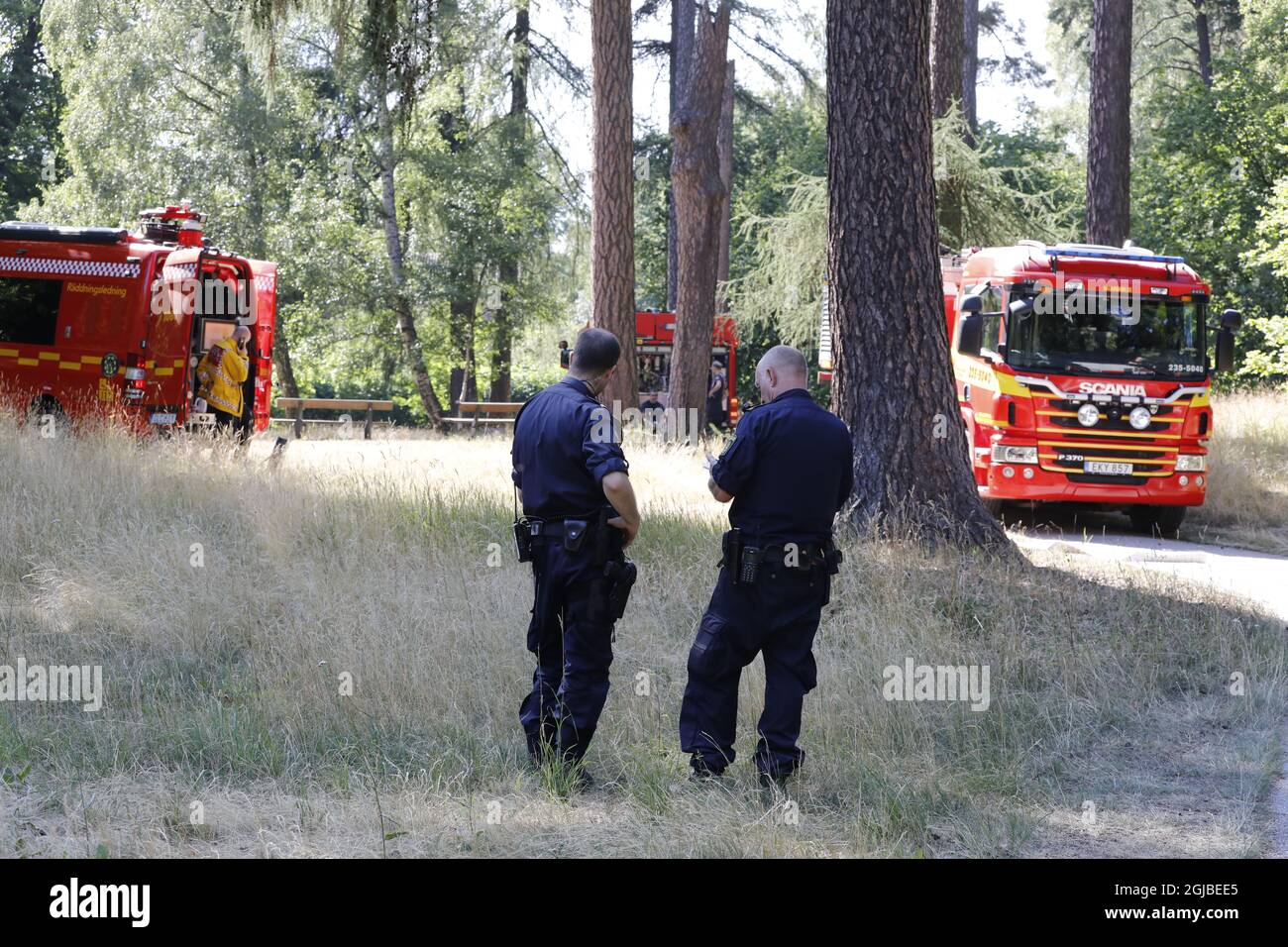 STOCKHOLM 2018-07-14 pompiers au travail près de la maison de la princesse Victoria Haga Palace au nord Stockholm, Suède samedi. Environ mille mètres carrés de pelouse d'herbe attrapé le feu près du palais. Foto: Christine Olsson / TT / Kod 10430 Banque D'Images