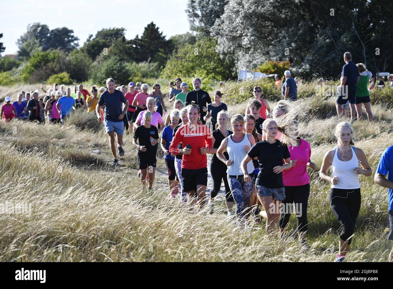 Participants à la course pour Kimâ€™ à Trelleborg (Suède) le 10 août 2018. Plus de 570 personnes ont signé une course à la mémoire du journaliste suédois Kim Wall, qui a été assassiné. Les participants courront ou marcheront à 5, 10 ou 21 km près de la maison d'enfance de Kim Wall, sur la bande côtière de Trelleborg. Des courses similaires sont organisées dans plusieurs autres villes du monde entier. Kim Wall a été assassiné en août 2017 par l'inventeur danois Peter Madsen, qu'elle a interviewé pour une histoire. Photo: Johan Nilsson / TT / Kod 50090 Banque D'Images