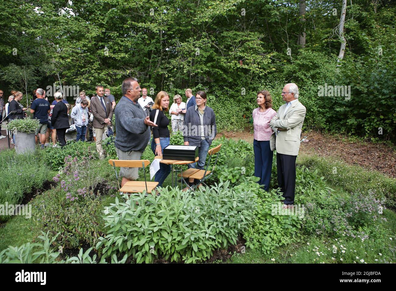 BORGHOLM 20180811 le roi de Suède Carl Gustaf et la reine Silvia jetez un coup d'œil au jardin “Alt ir baugum bundit” de Lilla Bjers, Gotland, lors d'une cérémonie de remise de prix pour les jardins innovants au palais Solliden, Oland, le 11 août 2018. Foto: Karl Nilsson / TT / Kod 10820 Banque D'Images