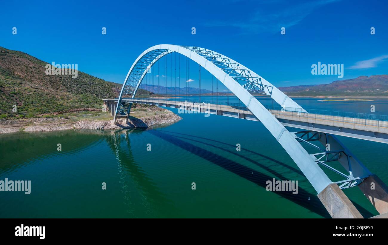 États-Unis, Arizona. Pont suspendu sur le pittoresque lac Theodore Roosevelt sur la rivière Salt. Banque D'Images